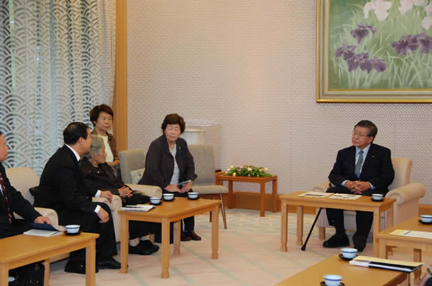 向日本众议院议长介绍幸存者政治解决平顶山事件的三个诉求.jpg