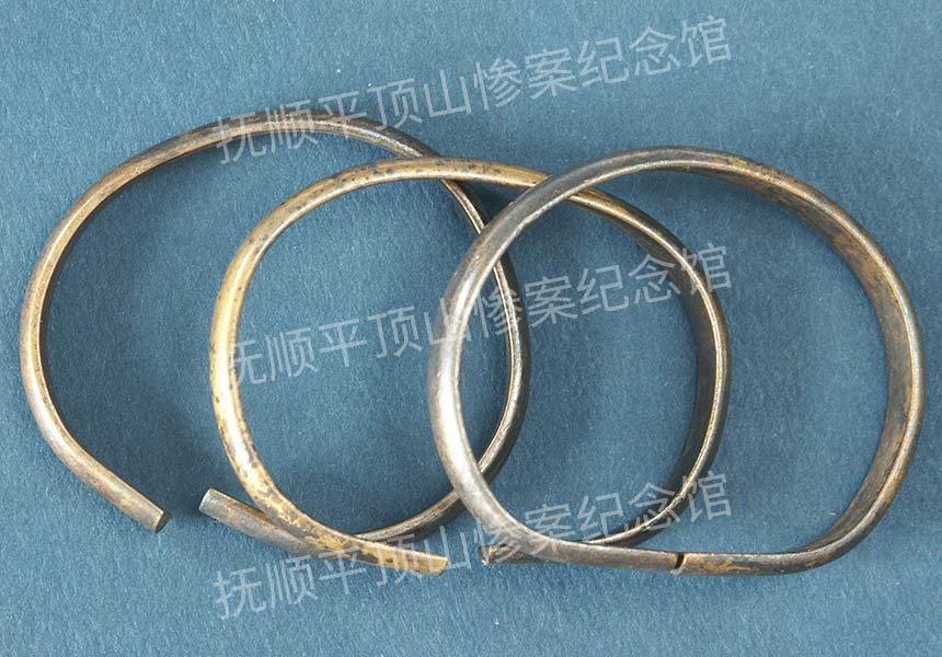 总16-1932年平顶山惨案遇难者的鎏金银手镯.jpg
