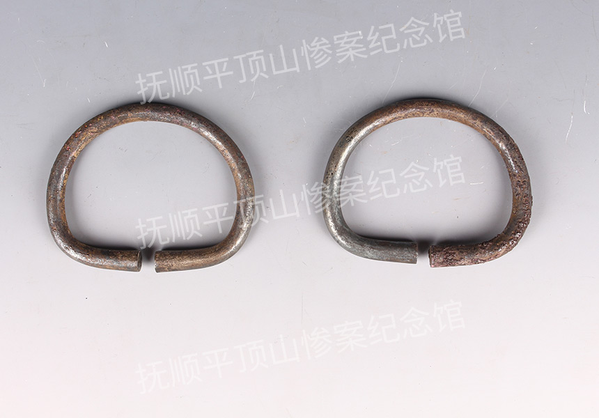 总18-1932年平顶山惨案遇难者的银手镯.jpg