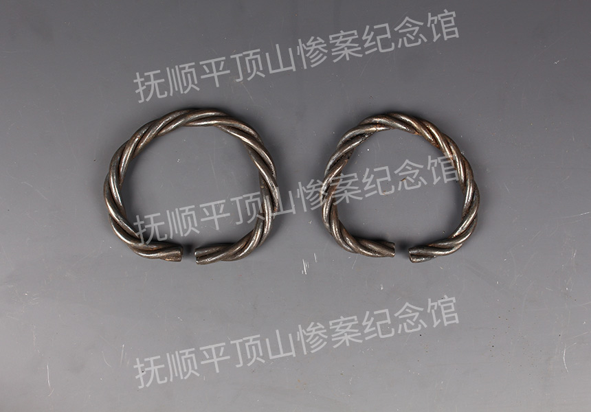 总22-1932年平顶山惨案遇难者的银手镯.jpg
