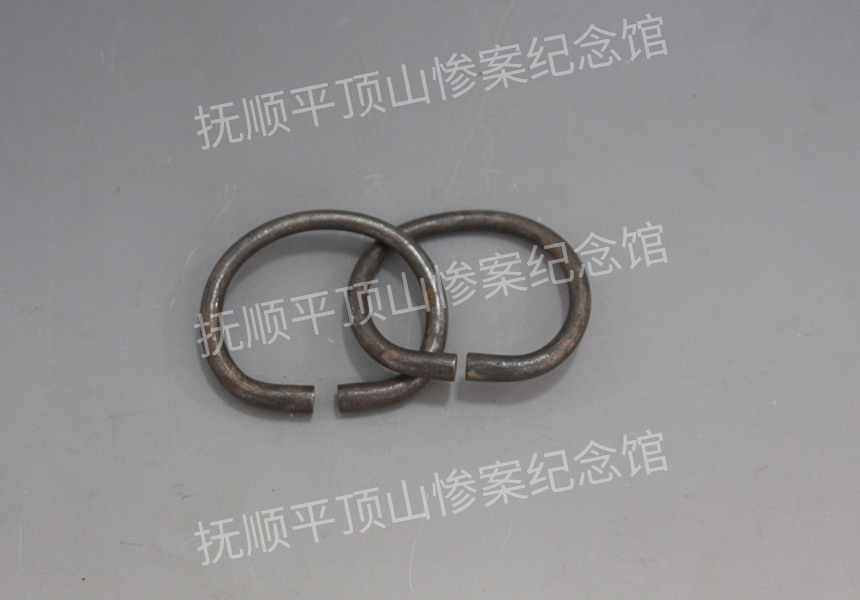 总24-1932年平顶山惨案遇难者的银手镯.jpg