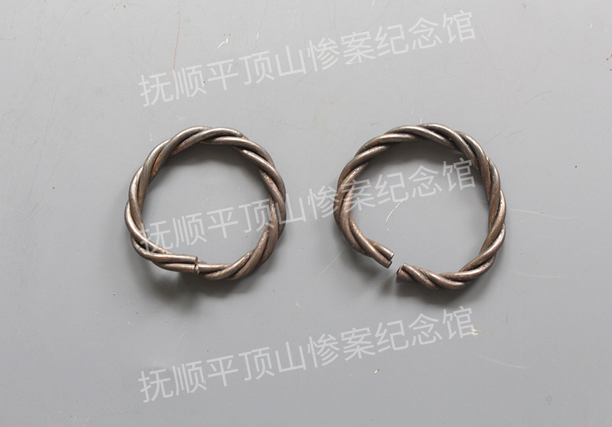 总26-1932年平顶山惨案遇难者的银手镯.jpg