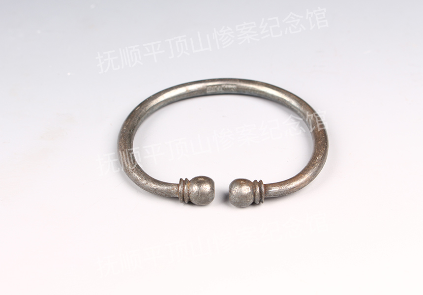总27-1932年平顶山惨案遇难者的银手镯.jpg