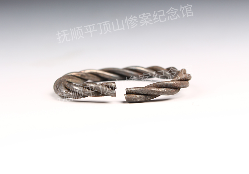 总28-1932年平顶山惨案遇难者的银手镯.jpg
