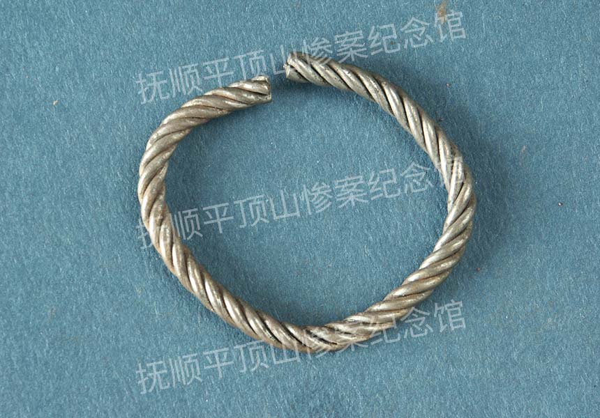 总30-1932年平顶山惨案遇难儿童的银手镯.jpg