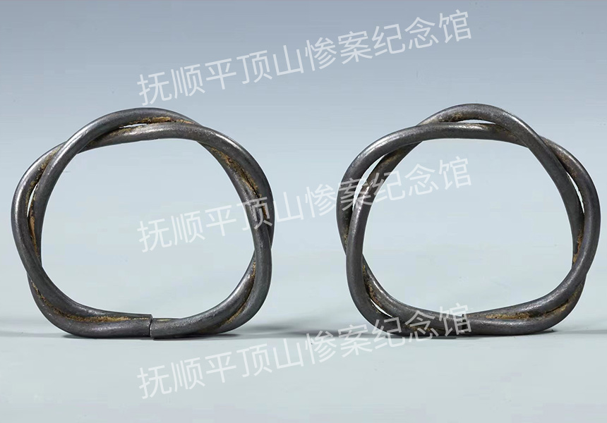 总33-1932年平顶山惨案遇难儿童的银手镯.jpg