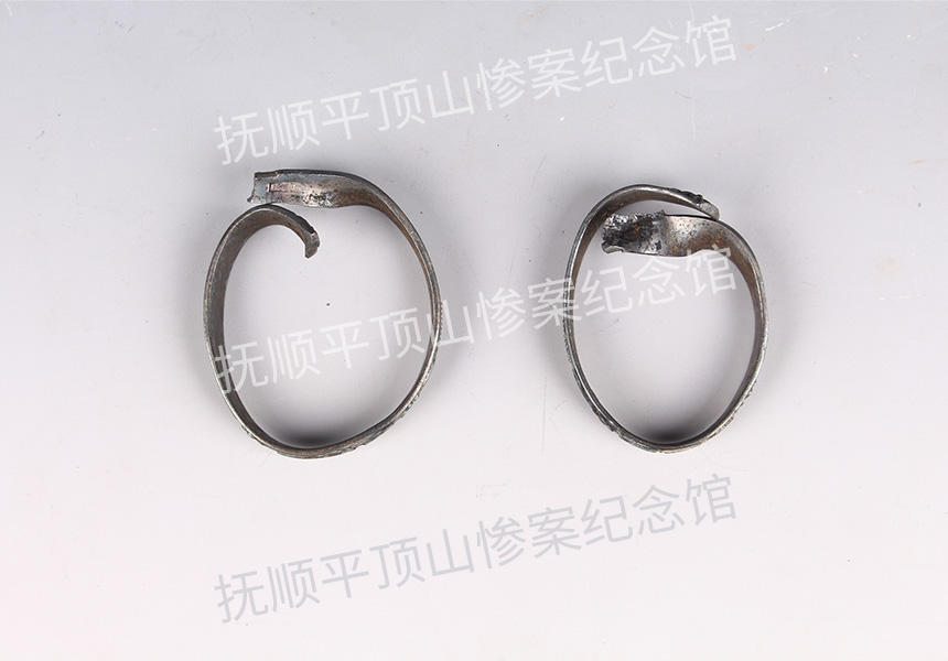 总36-1932年平顶山惨案遇难儿童的残银手镯.jpg