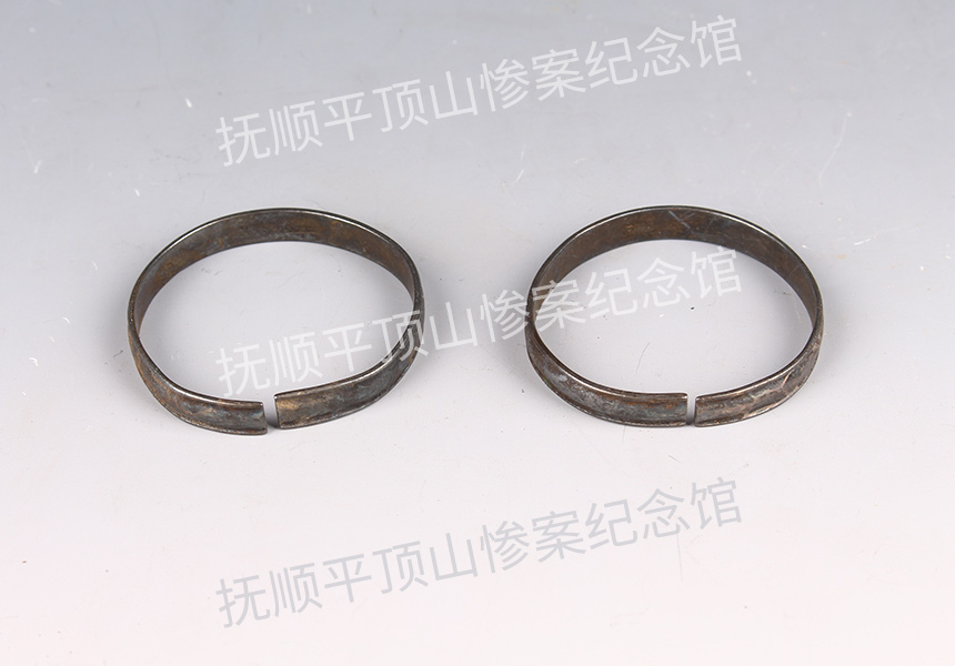 总38-1932年平顶山惨案遇难儿童的银手镯.jpg