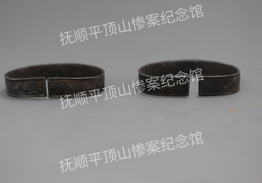 总41-1932年平顶山惨案遇难儿童的银手镯.jpg