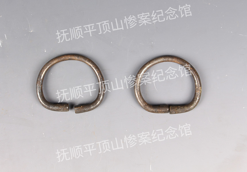 总42-1932年平顶山惨案遇难儿童的银手镯.jpg