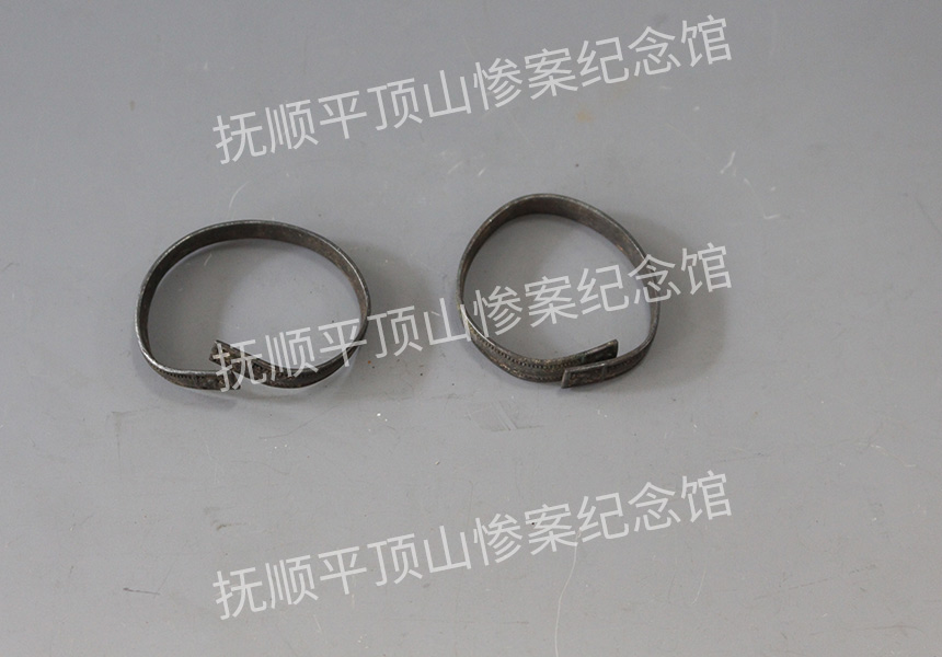 总43-1932年平顶山惨案遇难儿童的银手镯.jpg