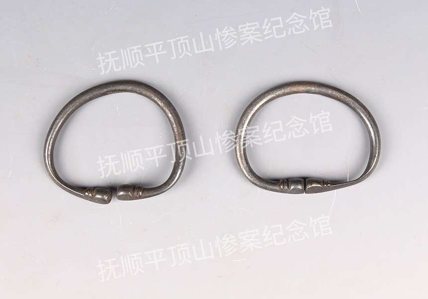 总44-1932年平顶山惨案遇难儿童的银手镯.jpg