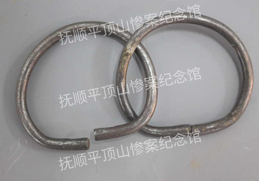 总45-1932年平顶山惨案遇难儿童的银手镯.jpg