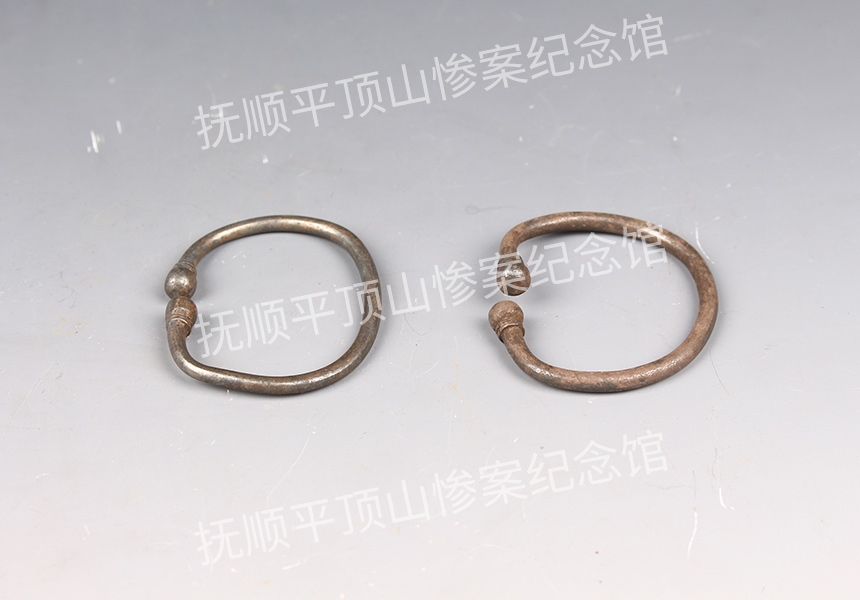 总46-1932年平顶山惨案遇难儿童的银手镯.jpg