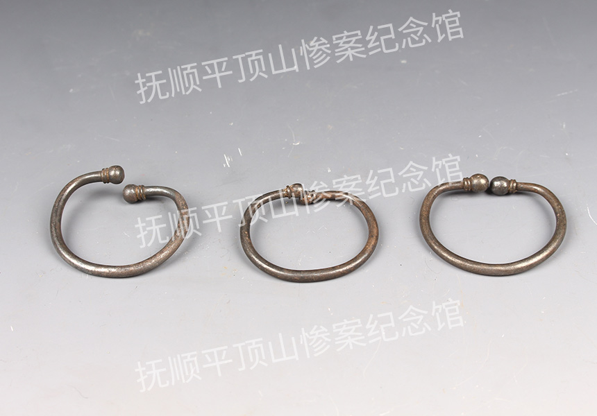 总47-1932年平顶山惨案遇难者的银手镯.jpg