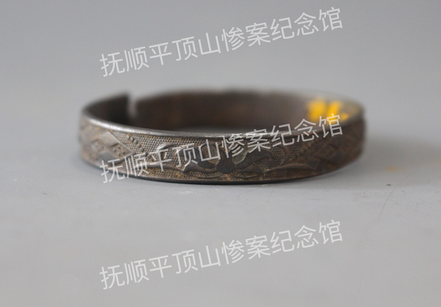 总48-1932年平顶山惨案遇难儿童的银手镯.jpg