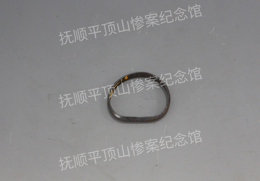 总53-1932年平顶山惨案遇难儿童的银手镯.jpg