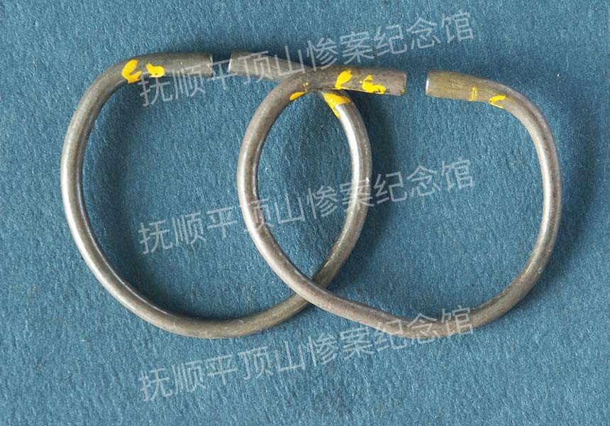 总57-1932年平顶山惨案遇难儿童的银手镯.jpg