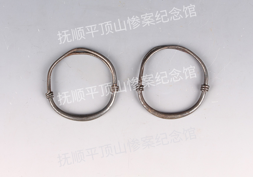 总59-1932年平顶山惨案遇难儿童的银镯.jpg