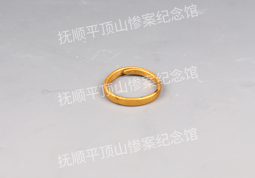 总66-1932年平顶山惨案遇难者的金戒子.jpg
