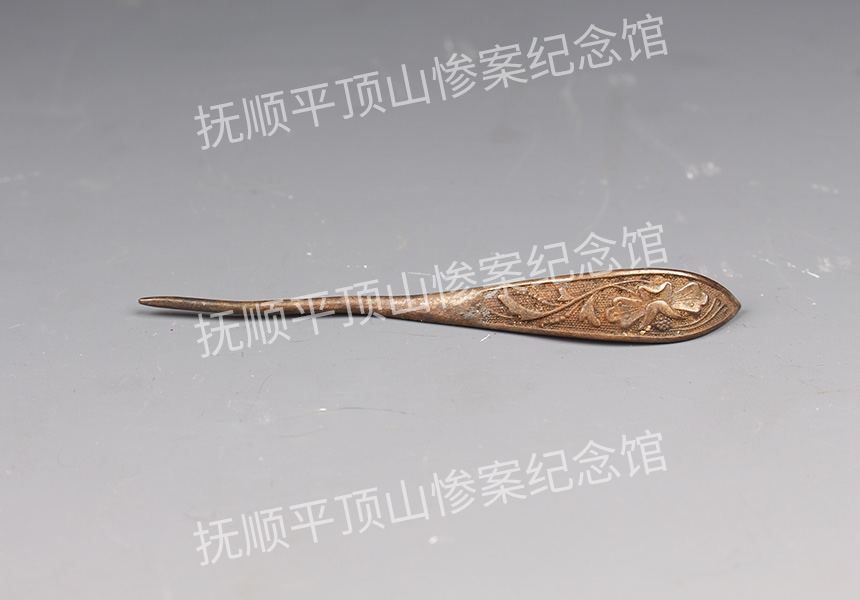 总80-1932年平顶山惨案遇难者的鎏金头簪.jpg