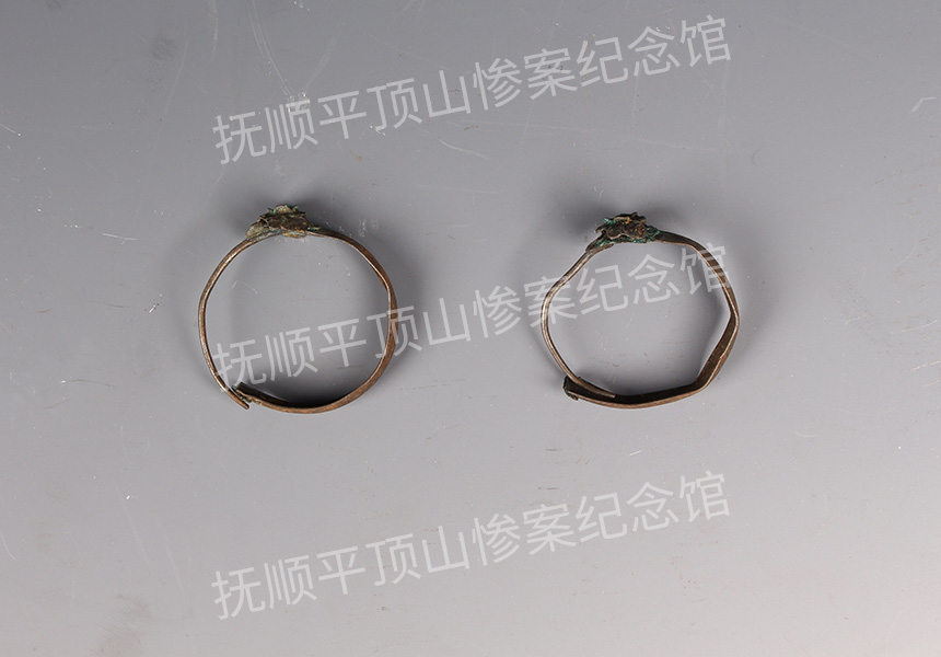 总94-1932年平顶山惨案遇难者的银耳环.jpg
