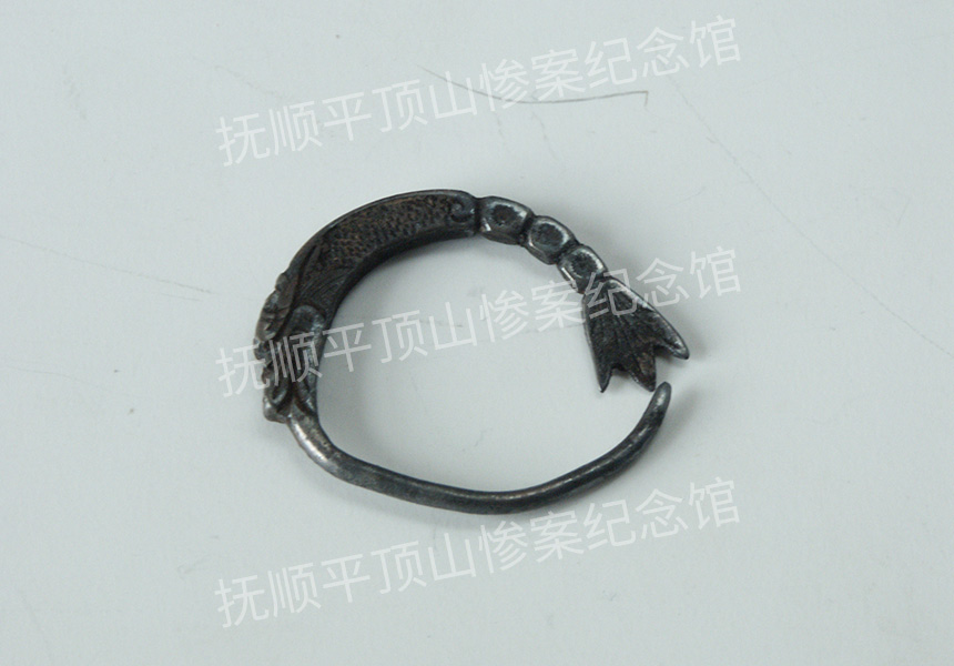 总102-1932年平顶山惨案遇难者的龙形银耳环.jpg