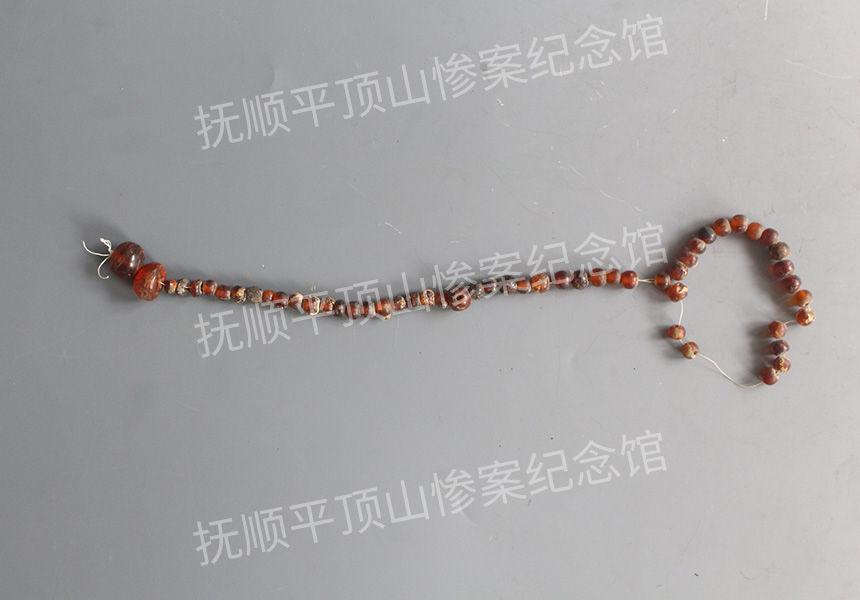 总131-1932年平顶山惨案遇难者的琥珀珠.jpg