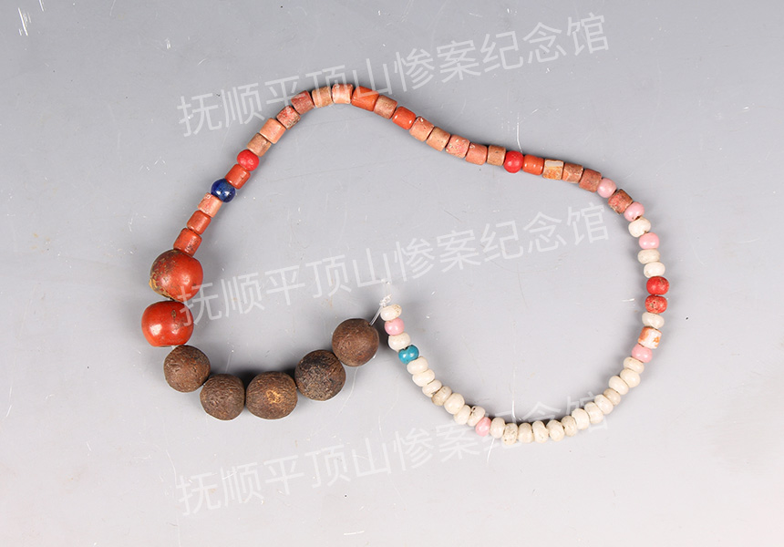 总133-1932年平顶山惨案遇难者的料珠链.jpg