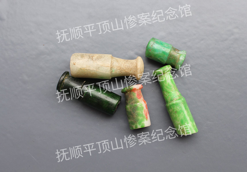 总148-1932年平顶山惨案遇难者的仿翠玻璃烟嘴.jpg
