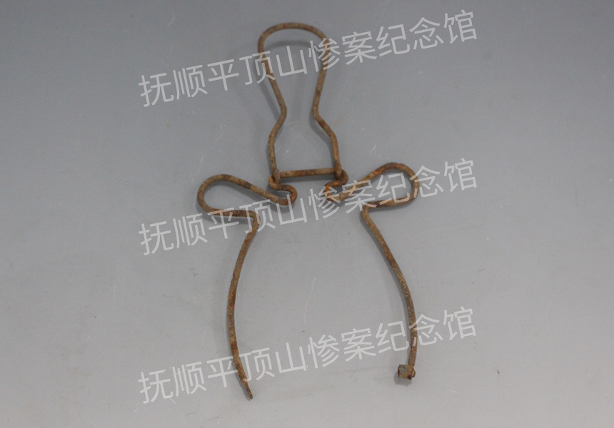 总182-1932年平顶山惨案遇难者的铁梳妆镜架.jpg