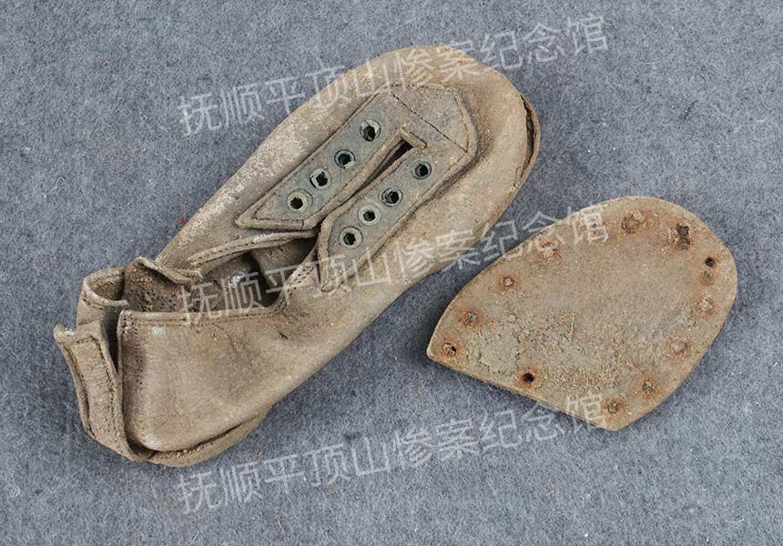 总187-1932年平顶山惨案遇难儿童的皮鞋.jpg
