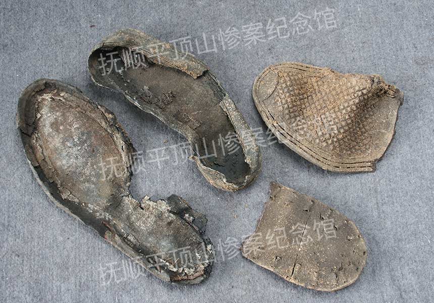 总188-1932年平顶山惨案遇难者的胶鞋底.jpg