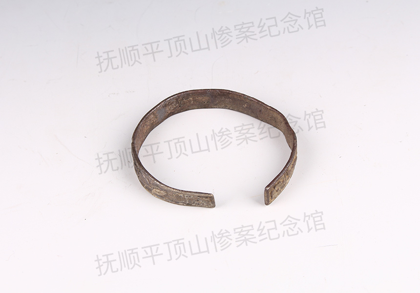 总215-1932年平顶山惨案遇难者的银手镯.jpg