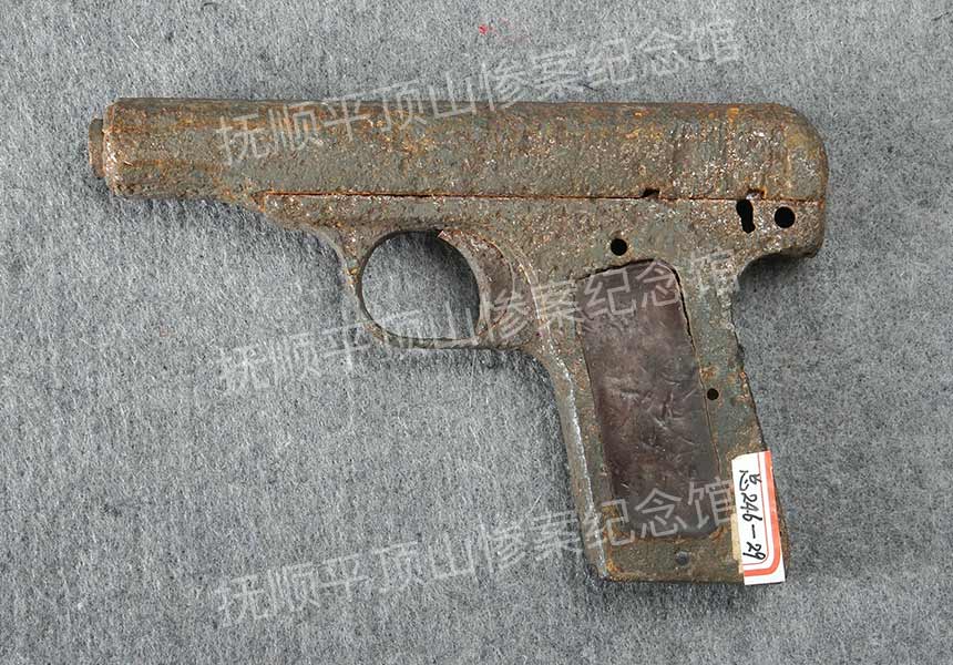 总246-抗日战争时期残铁手枪.jpg
