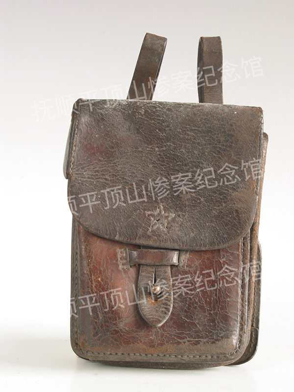 总351-二十世纪日本军用皮挂包.jpg