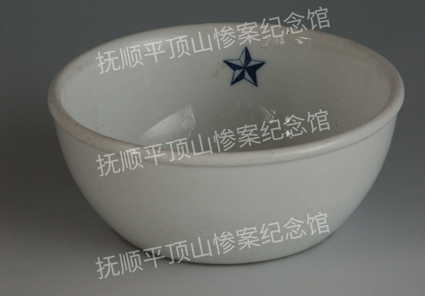 总358-二十世纪五角星标志白釉瓷碗.jpg
