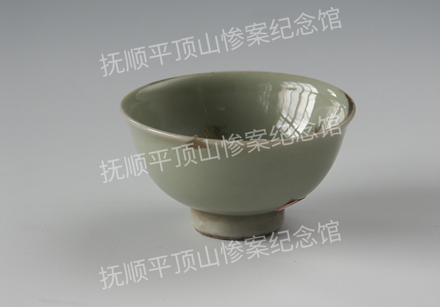 总364-民国时期伪满洲国“除队纪念”青釉瓷盅.jpg