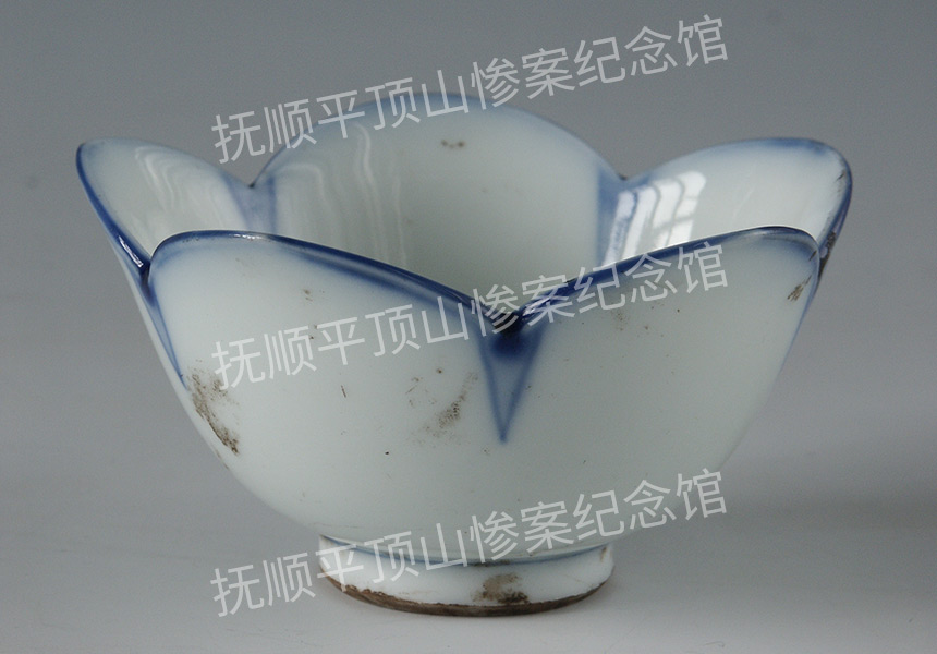 总471-二十世纪日本青花花瓣口瓷杯.jpg
