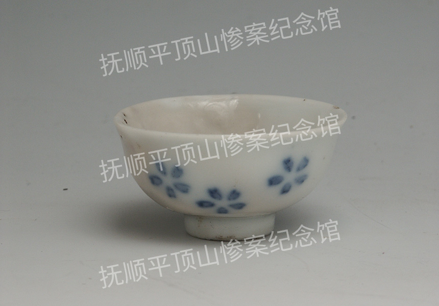 总473-二十世纪青花花瓣纹瓷盅.jpg