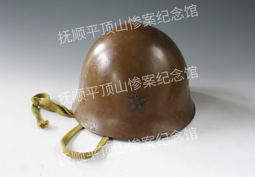总569-二十世纪日本军用钢盔.jpg