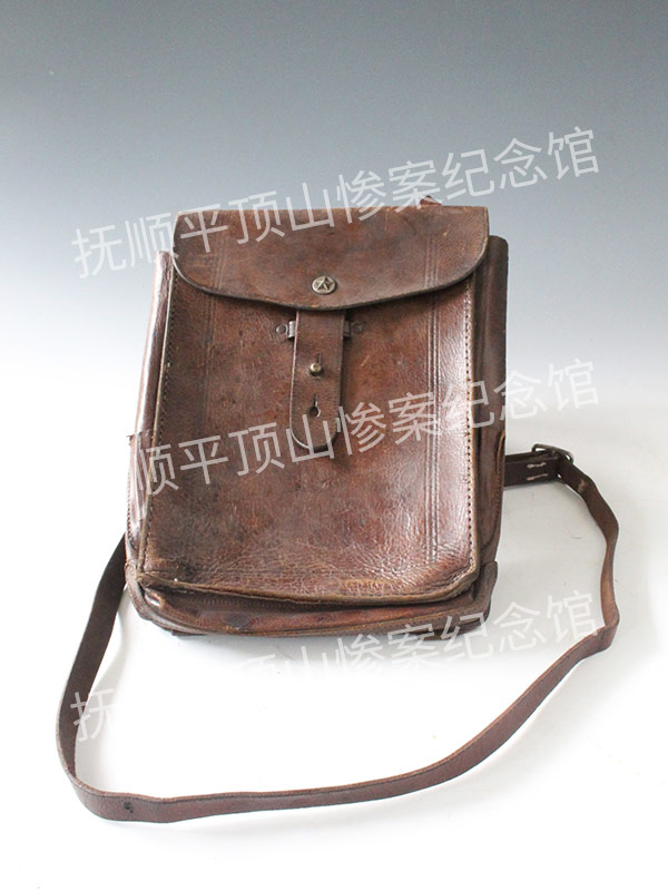 总581-二十世纪日本军用牛皮包.jpg