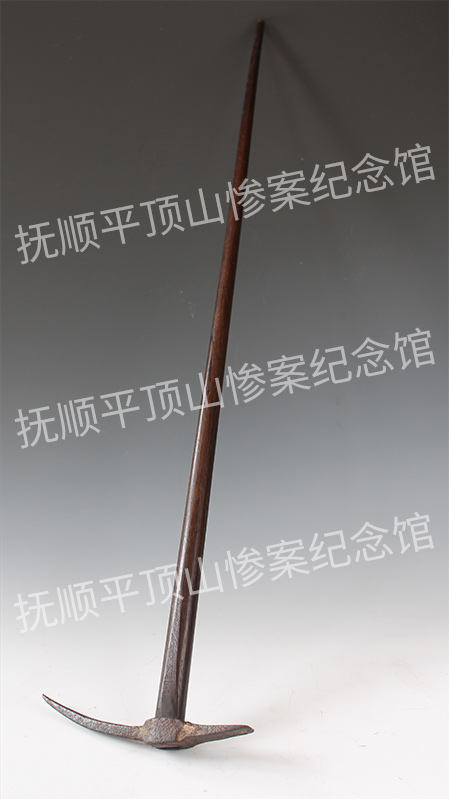 总592-民国木柄铁镐.jpg