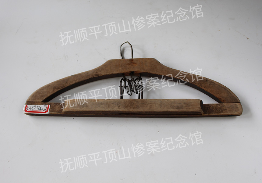 总600-民国时期伪满洲国日本移民“佐佐木”使用的木衣挂.jpg