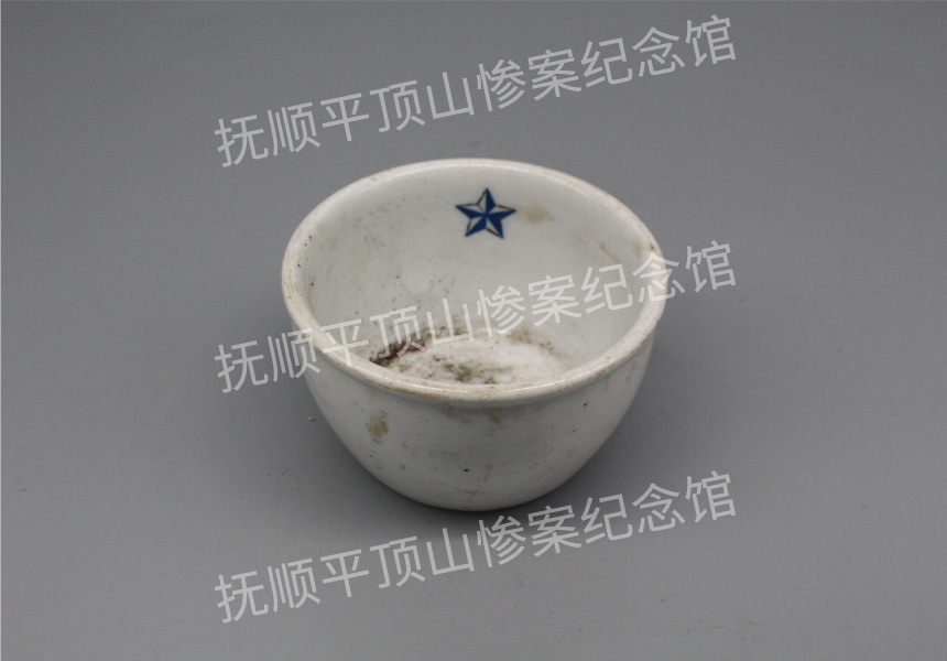 总672-关东军白瓷带星军碗.JPG