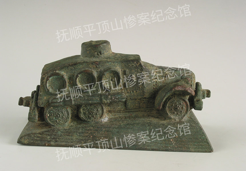总252-民国时期伪满洲国满洲事变纪念装甲车铜模型.jpg