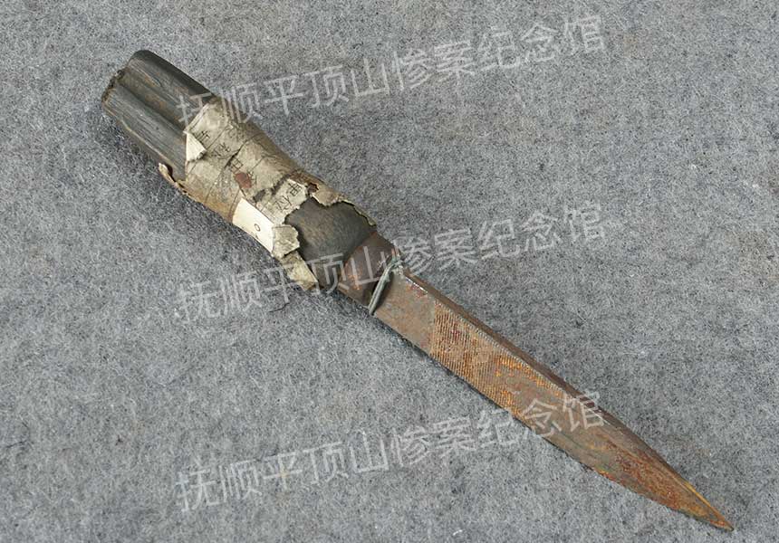 总257-抗日战争时期义勇军使用的铁三棱匕首.jpg